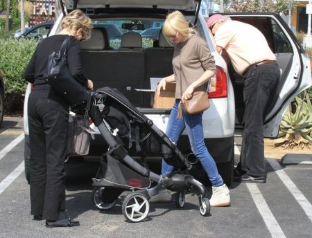 Anna Faris prefers to drive a Ford Edge car.